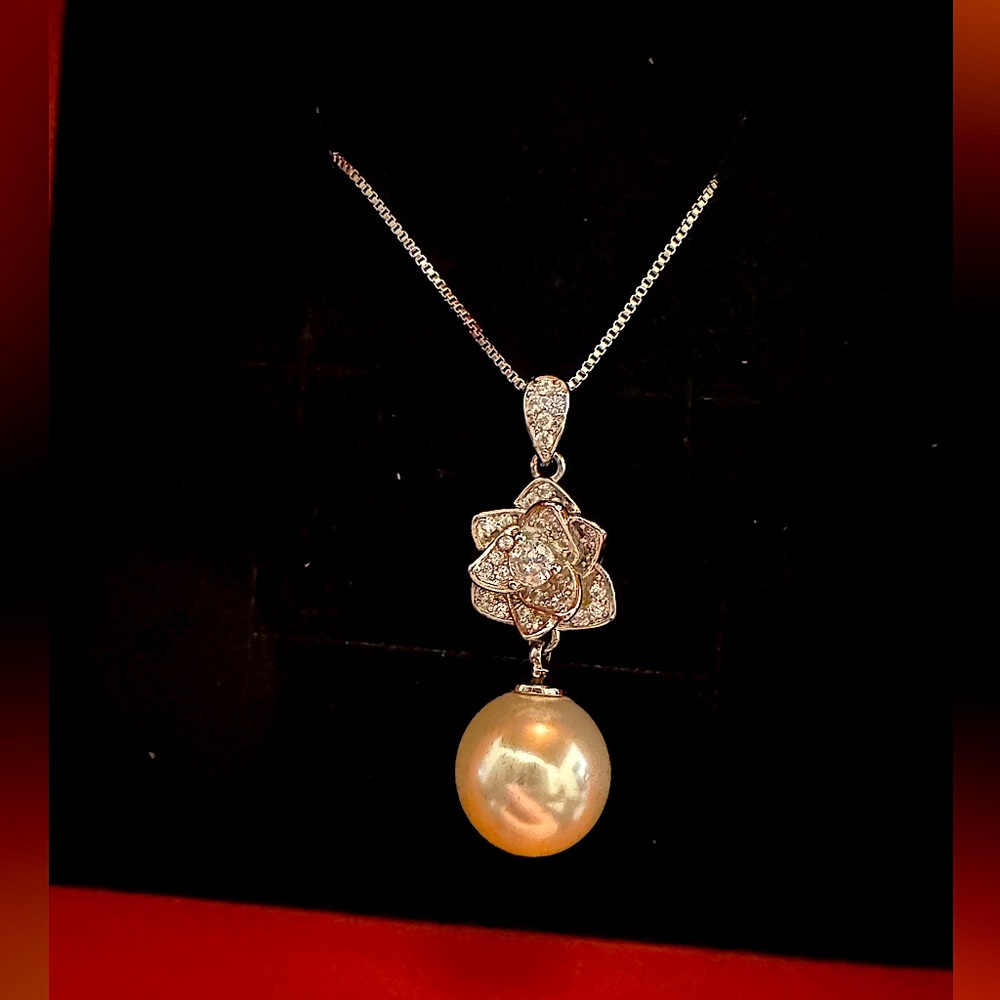 Elegant Pearl and Crystal Pendant Necklace